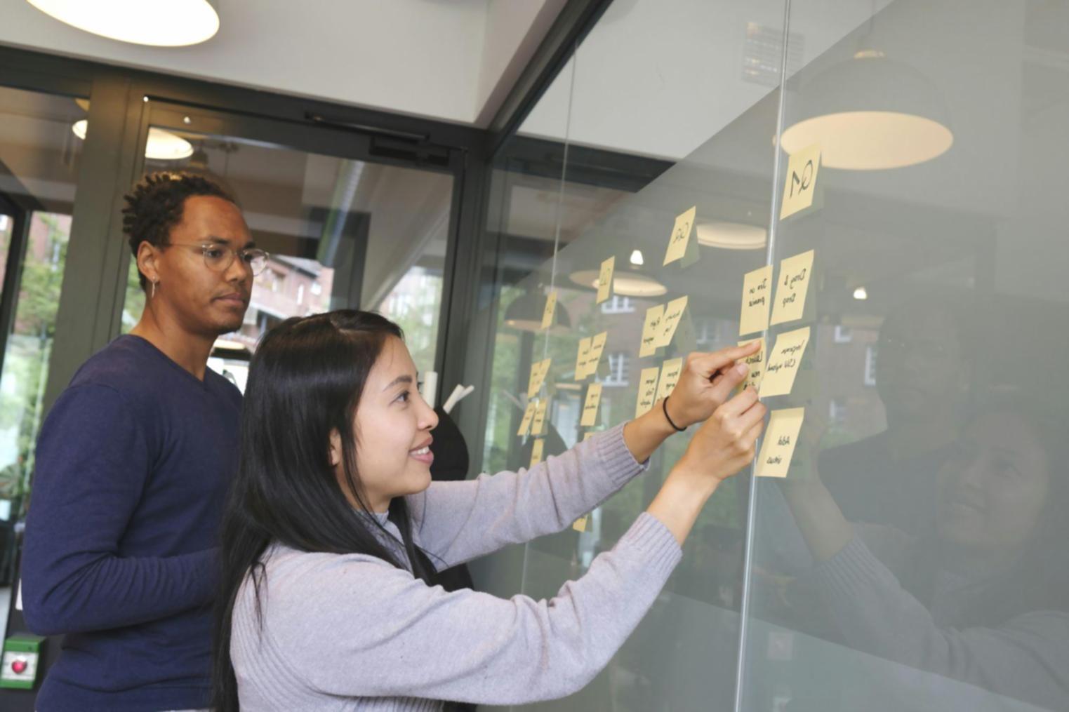 Estudiantes participando en sesiones de análisis financiero y desarrollo empresarial